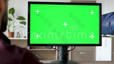 无法辨认的人看着现代的个人<strong>电脑</strong>，用绿色的<strong>大屏幕</strong>模拟